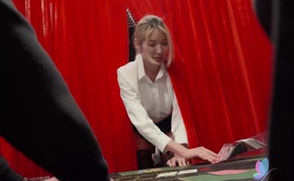 金发性感的台湾女孩与她的情人发生性关系。