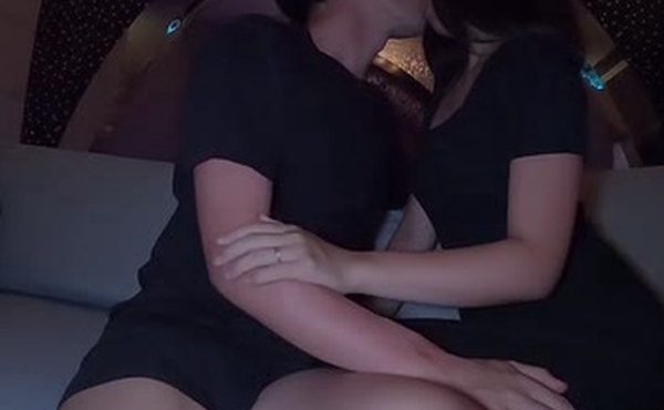 在酒店的色情浴中丰富的性爱