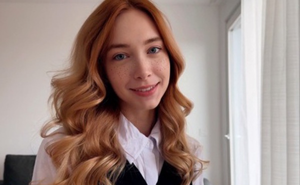 The secretary wanted a pay raise but got cum on her pussy instead - [Loly Nebel]