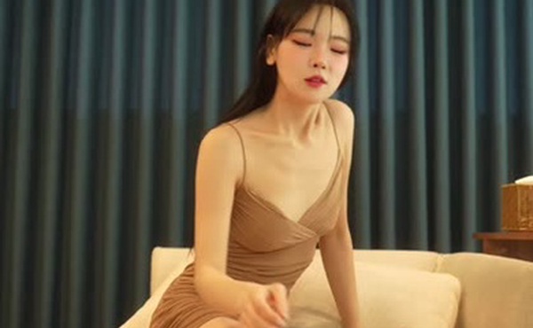 这个韩国女孩会骑车-10分满分10分-在她的-OF-看看她