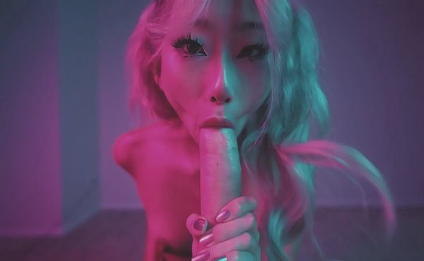 艾瑞斯·斯蒂尔在霓虹灯房间里为她的男人口交